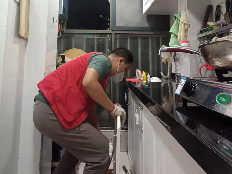 廚房舊灶臺上能直接加不銹鋼臺面嗎？千萬別這樣做(圖1)