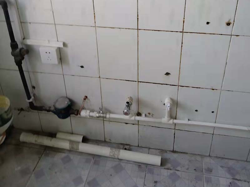 廚房衛(wèi)生間下水管?chē)?yán)重滲水怎么辦？家庭管道改造施工案例(圖4)
